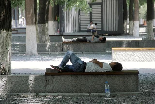 越南人午睡姿势过分野吓呆日本老板一到中午就变停尸间