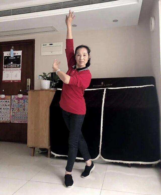 不能扎堆跳广场舞了,深圳大妈发明"宅家舞"_大风号_凤凰网