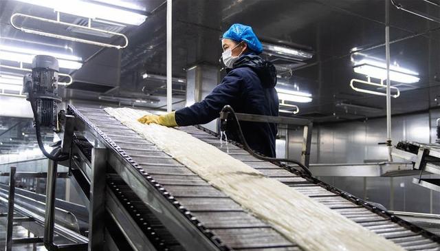 湖南常德:食品企业防疫生产两不误__凤凰网