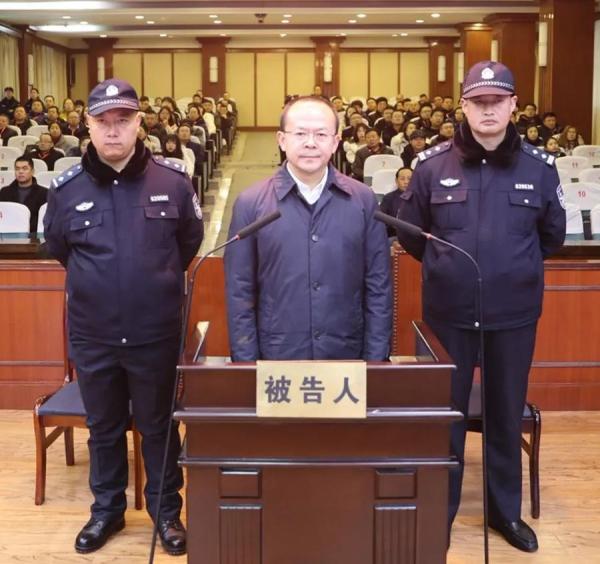 甘肃省一厅级干部在武威受审被控非法持有枪支