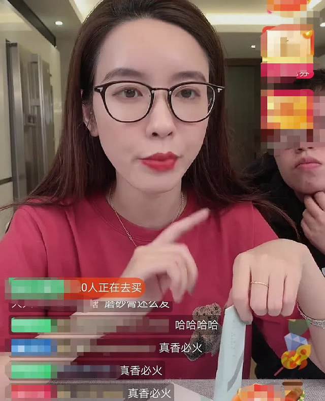 张大奕风波后首次直播,再次否认怀孕,特意强调自己来例假了