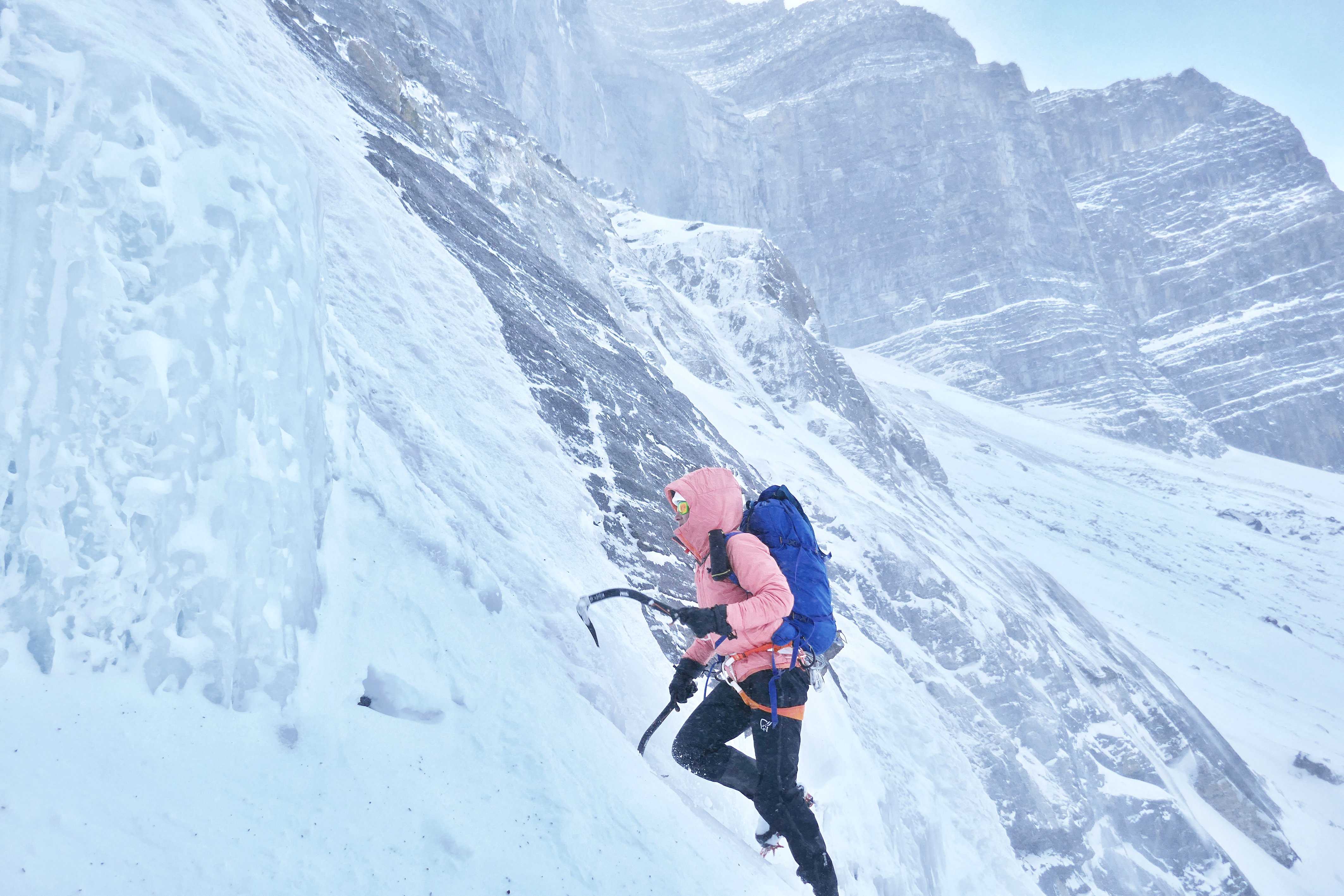 2020年1月17日报道(具体拍摄时间不详),在寒冬天攀登冰瀑是什么体验?