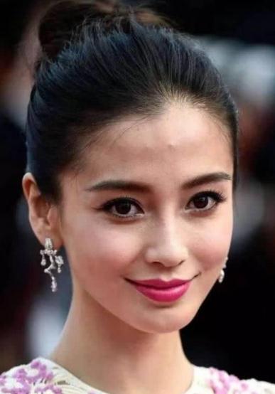 baby带小海绵游泳,纯素颜现身脸色蜡黄显憔悴,没化妆不让合照__凤凰网