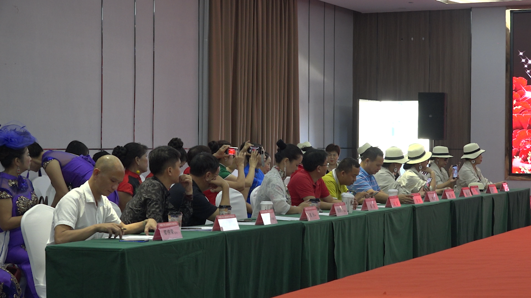 《星光大道》河南赛区新闻发布会副总导演王元勋,同时还有中铁高级