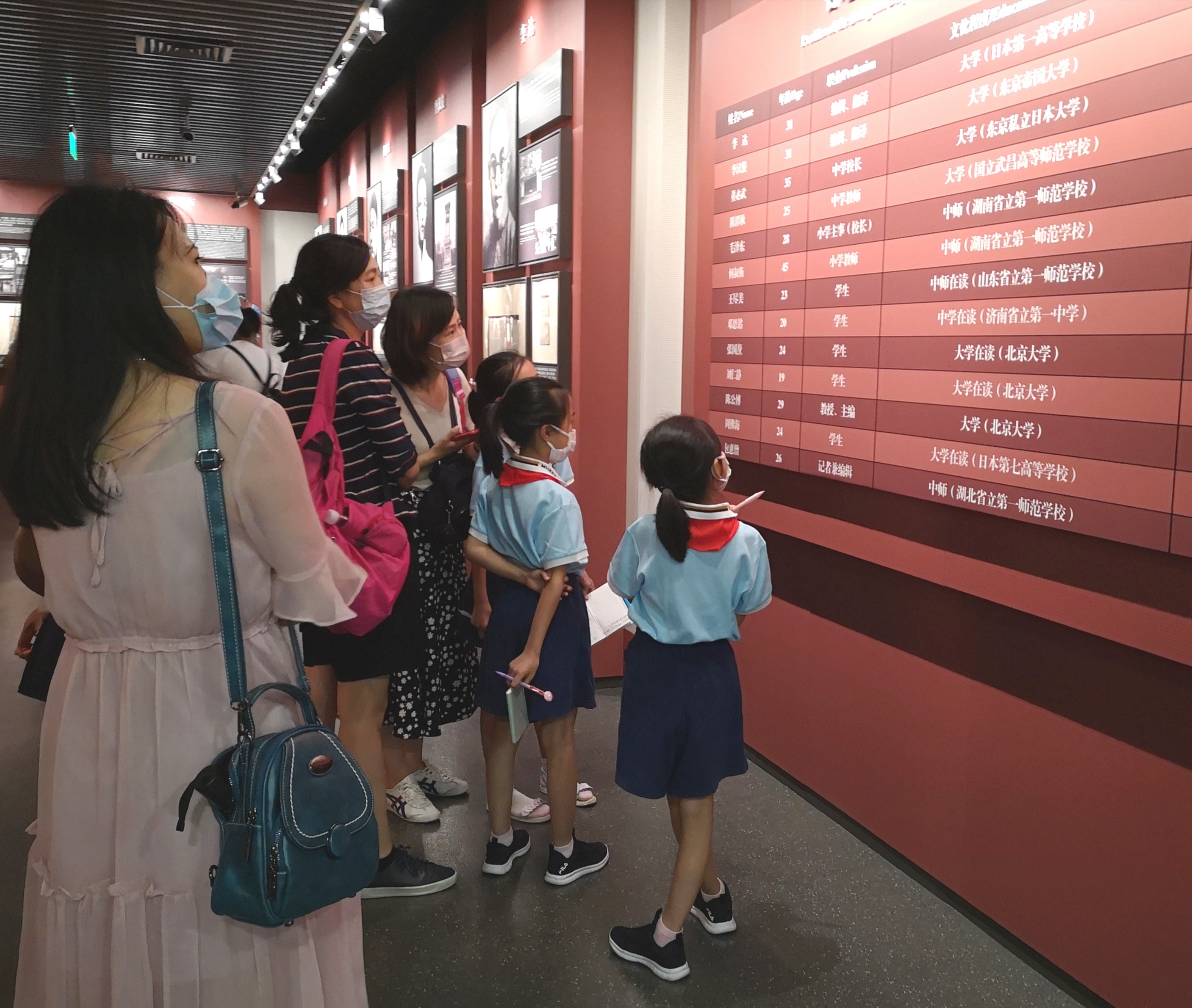 一大会址日记小学生结伴参观看到了以前不知道的故事