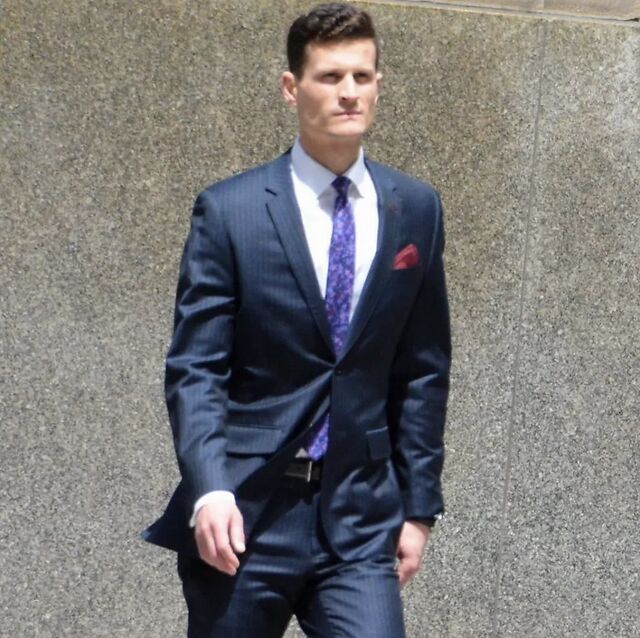 西装革履衬衫领带一丝不苟