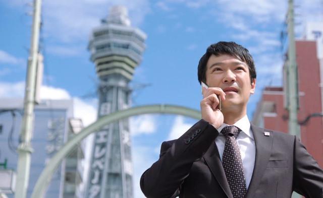 剧中:半泽接电话的场景