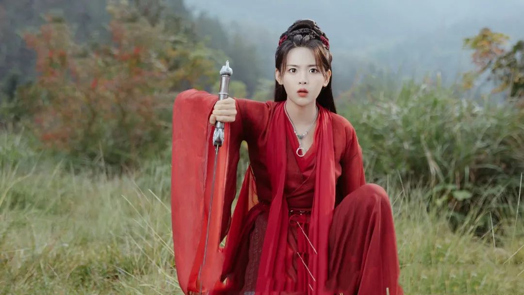 杨超越饰演凤舞的女主在第一集就红衣裹身,打戏亮相,着实吸引观众眼球