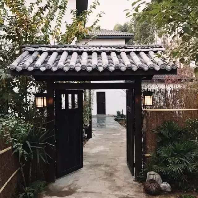 就已经是两个完全不同的世界 让人想起"山中相送罢,日暮掩柴扉"的诗意