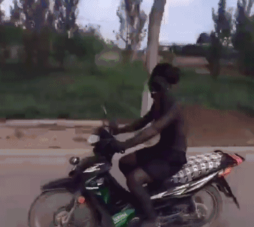 车漫图卦 | 小姐姐,你这样搭摩托车是很危险的