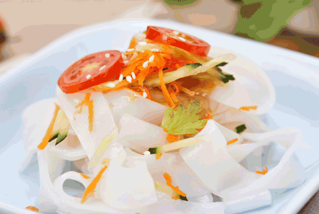 不加调料的凉皮,寡淡无味,宝宝才不乐意吃呢~油条,小米锅巴这些味道好