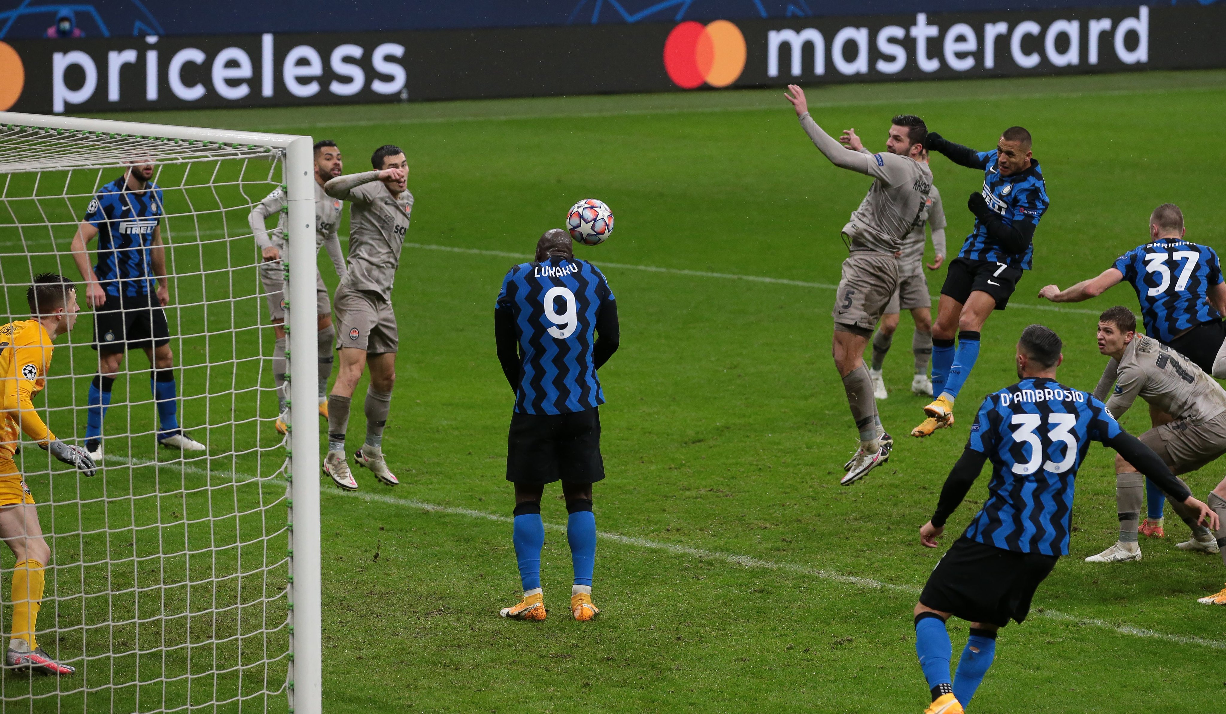 顿涅茨克矿工官推拿卢卡库开涮记住这个精彩的瞬间