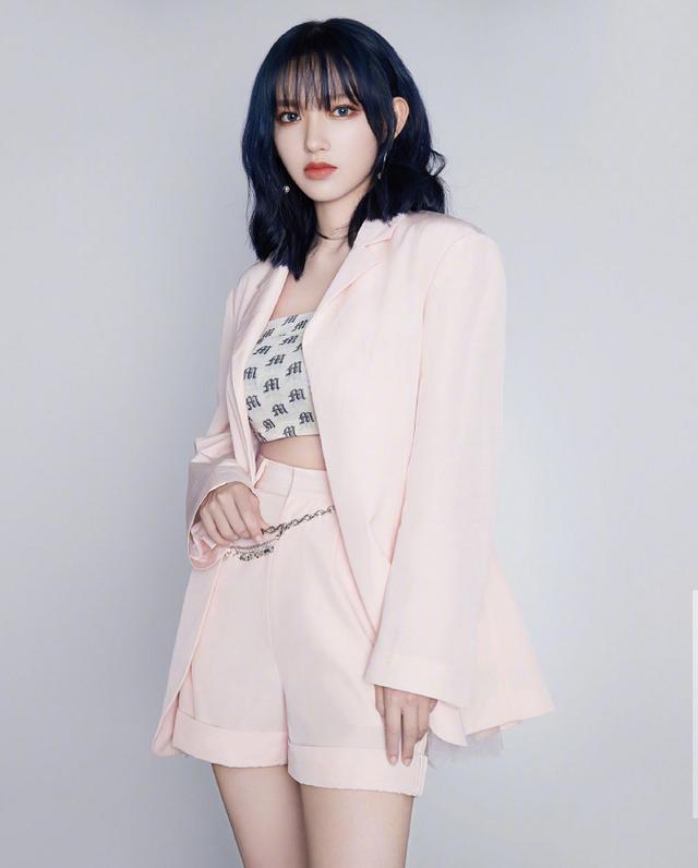 程潇身材真有料抹胸直接搭西装穿腰细腿长太绝了