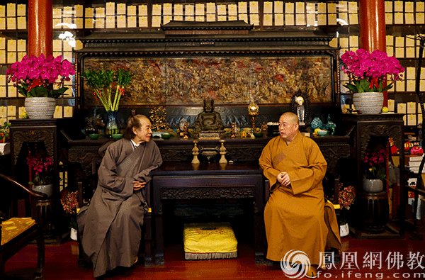 永信大和尚与蔡志忠在方丈室座谈(图片来源:凤凰网佛教 摄影:李方杰 任红兵)