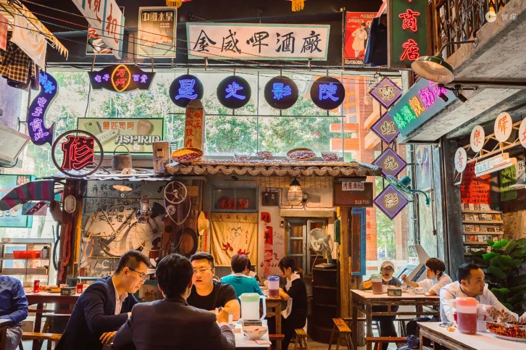 · — 文和友在深圳已经开了四家门店,每家装修风格不同