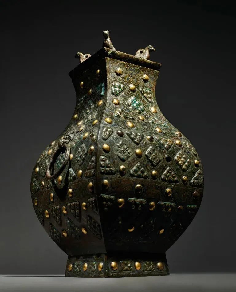 战国 公元前四 / 三世纪 青铜错金银嵌琉璃乳钉纹方壶
