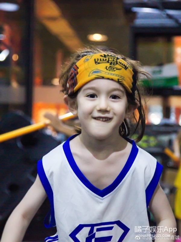 还记得《放开我北鼻3》里的jackson吗?他现在长这样