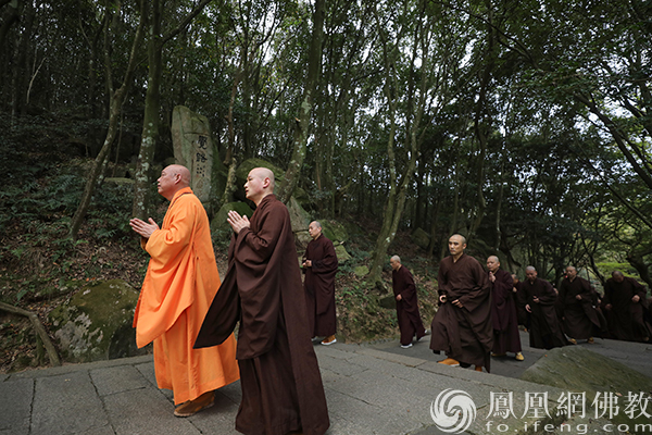 道慈大和尚率众在香云古道朝拜佛顶山（图片来源：凤凰网佛教 摄影：普陀山佛教）