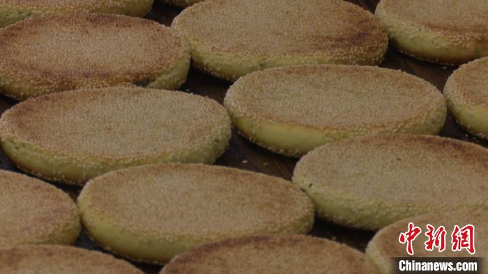 烤制好的徽州麻饼具有型似圆月、脆而不碎、入口酥松、甜而不腻等特点,不但保质期长,而且价格实惠。 刘鸿鹤 摄