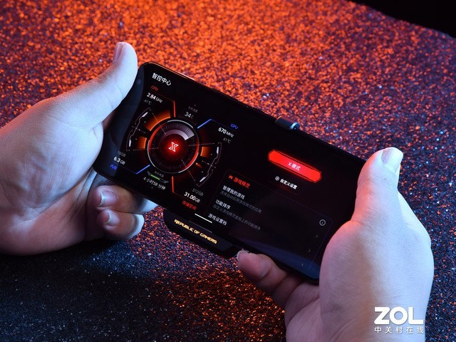 它让游戏手机变成了“主机”ROG游戏手机3电竞装甲套装使用体验