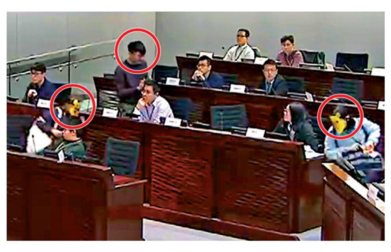 2019年3月16日，郑家朗、吴嘉儿和何秀仪，离开座位冲向聂德权所坐的位置。（图源：香港文汇网）