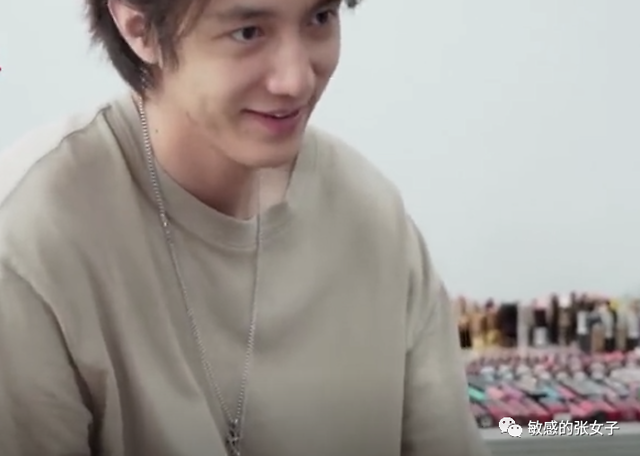 萧亚轩脸部僵硬好吓人与小16岁男友一起工作黄皓笑起来真好看