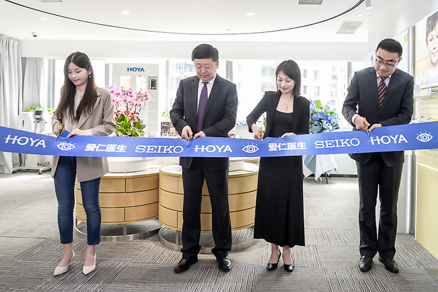 豪雅光学总经理牛锋先生,豪雅视力保护中国区总裁李梦华(sally)女士