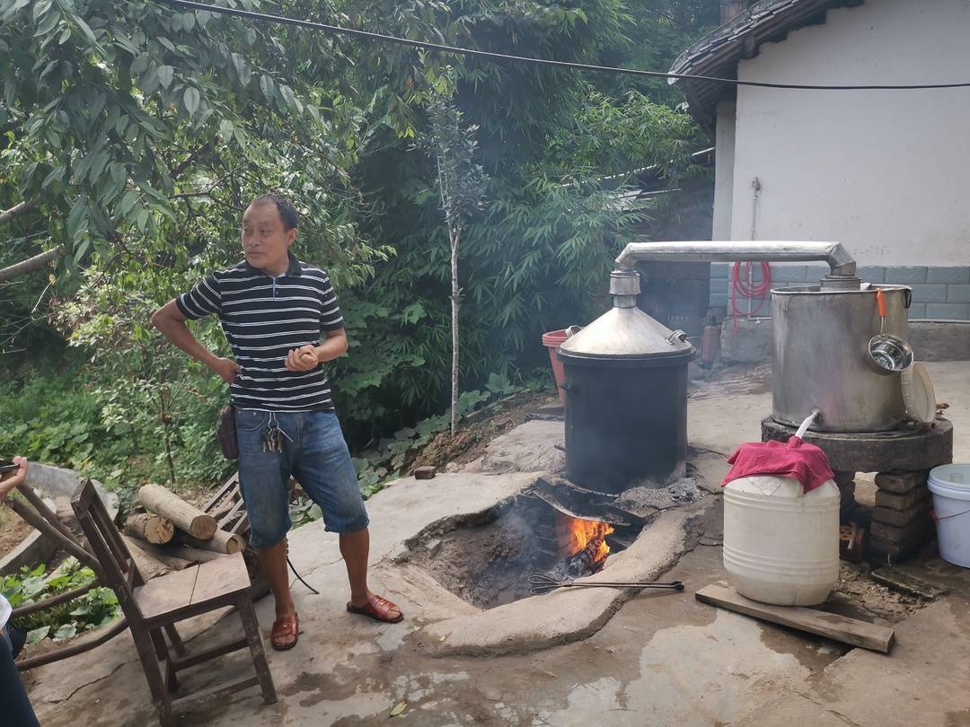学习酿造"小灶酒"的技术,并通过小额无息贷款等政策支持,购买酿酒设备