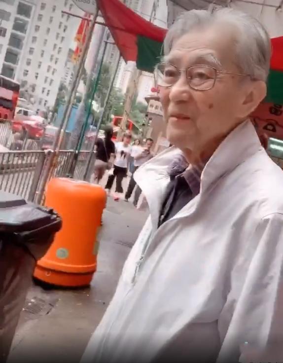 TVB老戏骨周骢罕露面，穿着低调独自逛街，遇粉丝合照礼貌说谢谢_凤凰网
