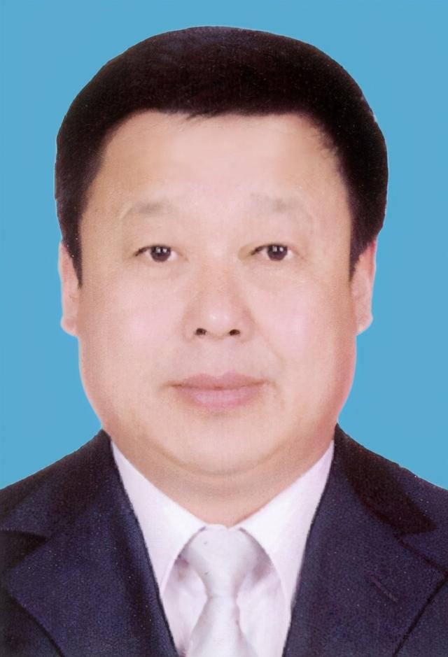 这一名官员就叫郝建君,在之前担任内蒙古自治区人大常委会主任兼书记