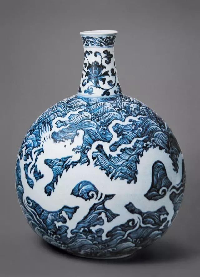 国枰拍卖-青花出海水龙纹抱月瓶赏析__凤凰网