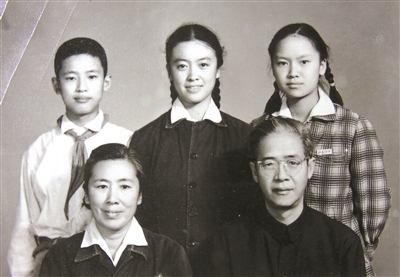 1964年拍摄的全家福,后排左一为李昕