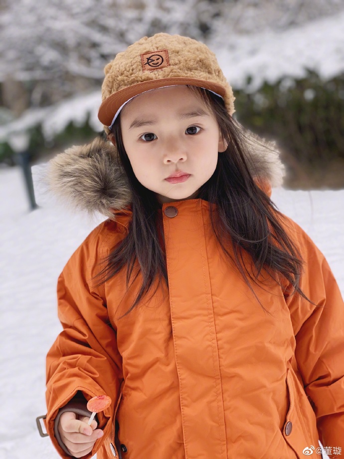 董璇晒3岁女儿玩雪照,小酒窝手拿棒棒糖开心奔跑