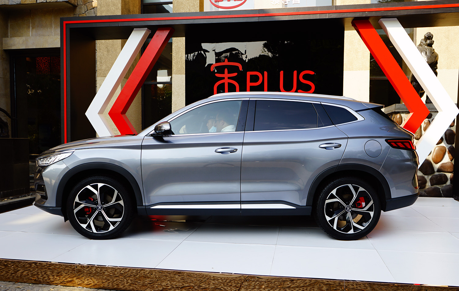 车厢轻奢范儿不觉中就爱了比亚迪宋plus实拍简评