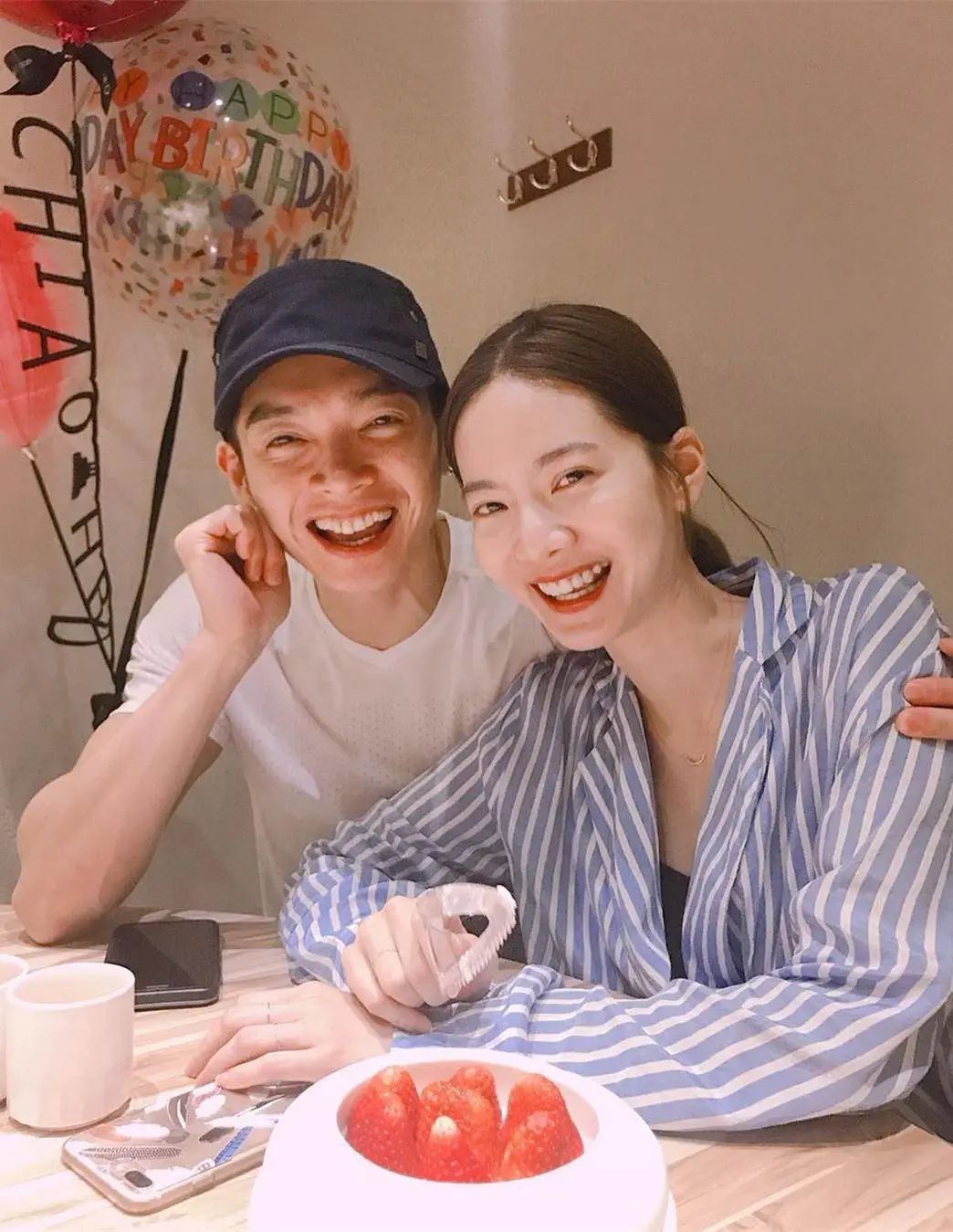 辰亦儒老婆身材真好穿紧身裙蜜桃臀抢眼长发披肩美艳动人