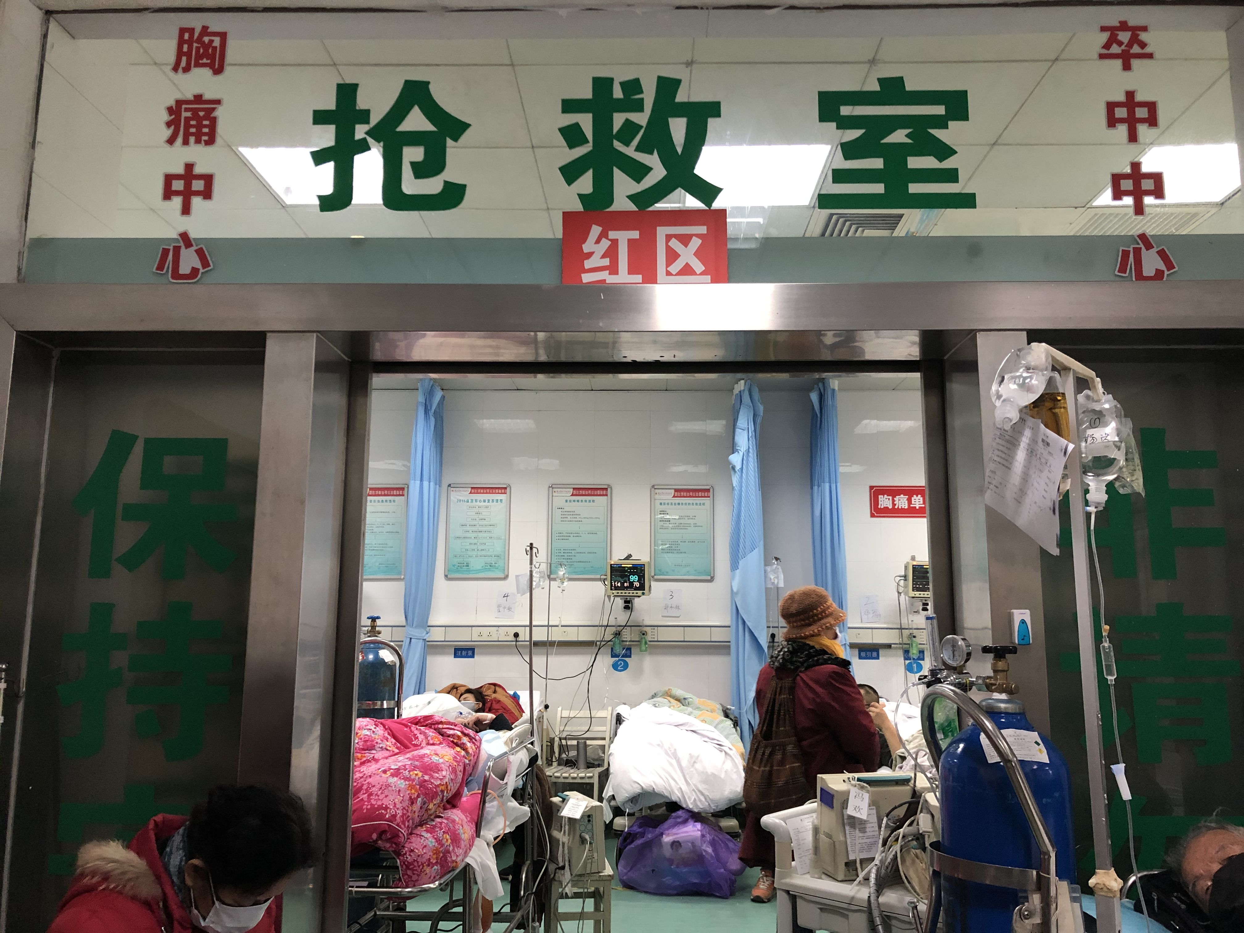 红十字会医院的抢救室门上标着红区新京报记者 向凯 摄