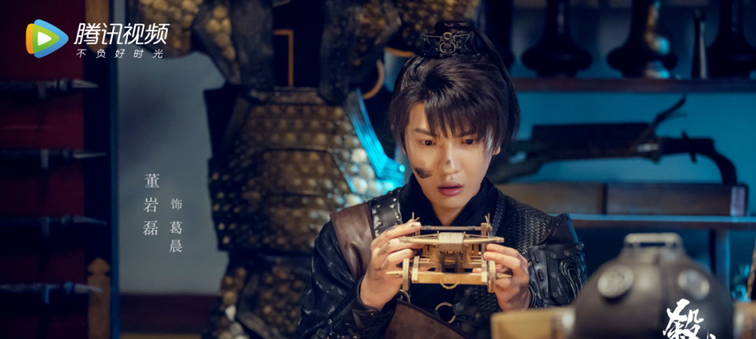 上周,董岩磊参演的电视剧《杀破狼》杀青,并首爆剧照,他在剧中饰演