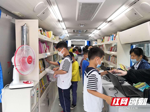 长沙图书馆流动图书车送书入校园