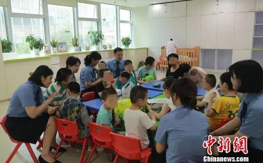 资料图：检察官们看望福利院的孩子(图文无关) 。李晓明 摄