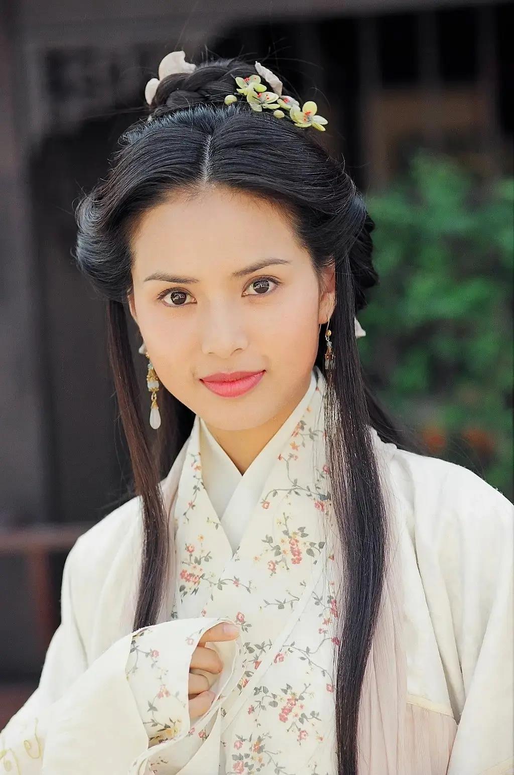 2000年34岁时参演《奇人奇案》的李若彤看起来依然像20多岁的女孩,接