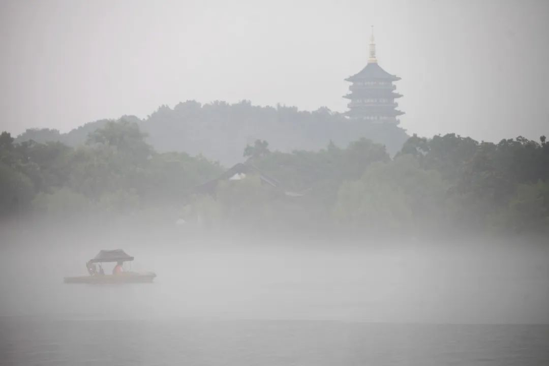 雨天的西湖,云雾朦胧,缥缈虚幻,又显出一番奇妙景致.