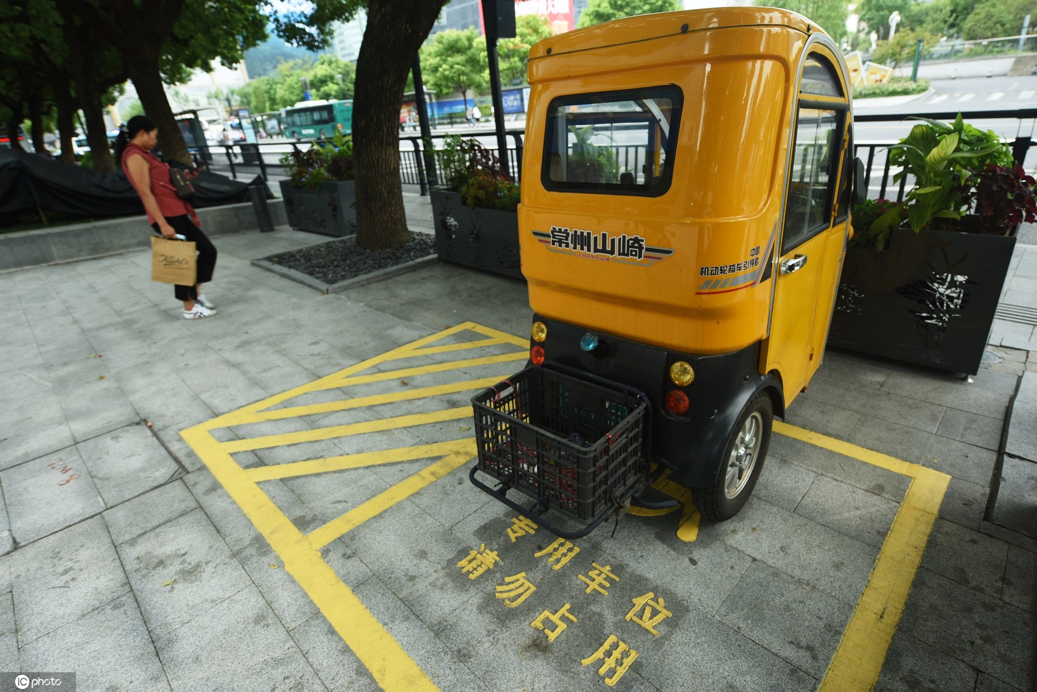 浙江杭州,残疾人机动车停放在杭州武林广场的专用停车位上.