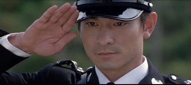 后来刘建明为陈永仁恢复身份,对着陈永仁的墓碑敬礼.