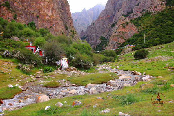 走进夏河白石崖,一处藏区的修行洞,到这里的游客非常少