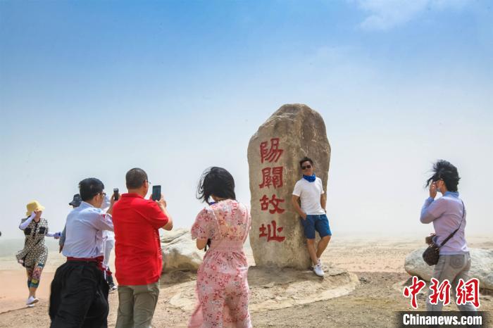 甘肃敦煌旅游升温：鸣沙山月牙泉单日游客量破万