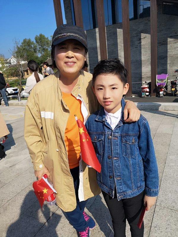 左:张英右:何奕辰