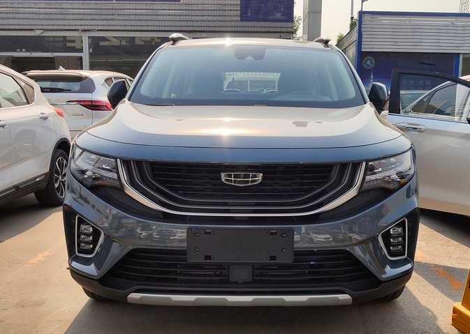 吉利豪越在发布之前的代号为vf12,虽然前脸与嘉际完全不同,但是尾部两