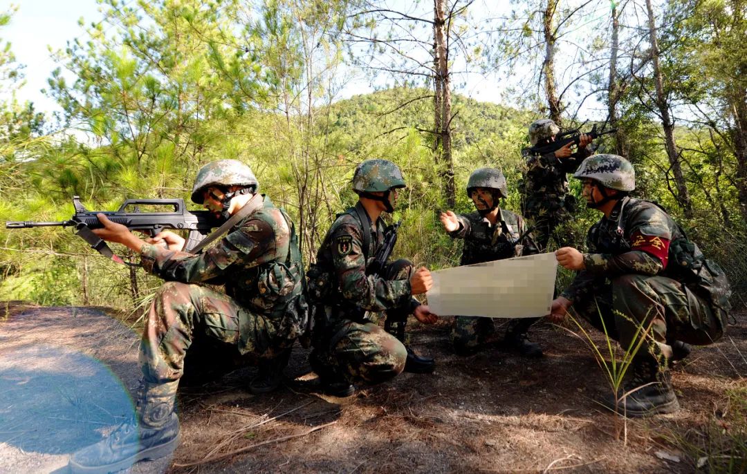 5公里武装越野当开胃菜 火箭军特种警卫硬核集训_凤凰网