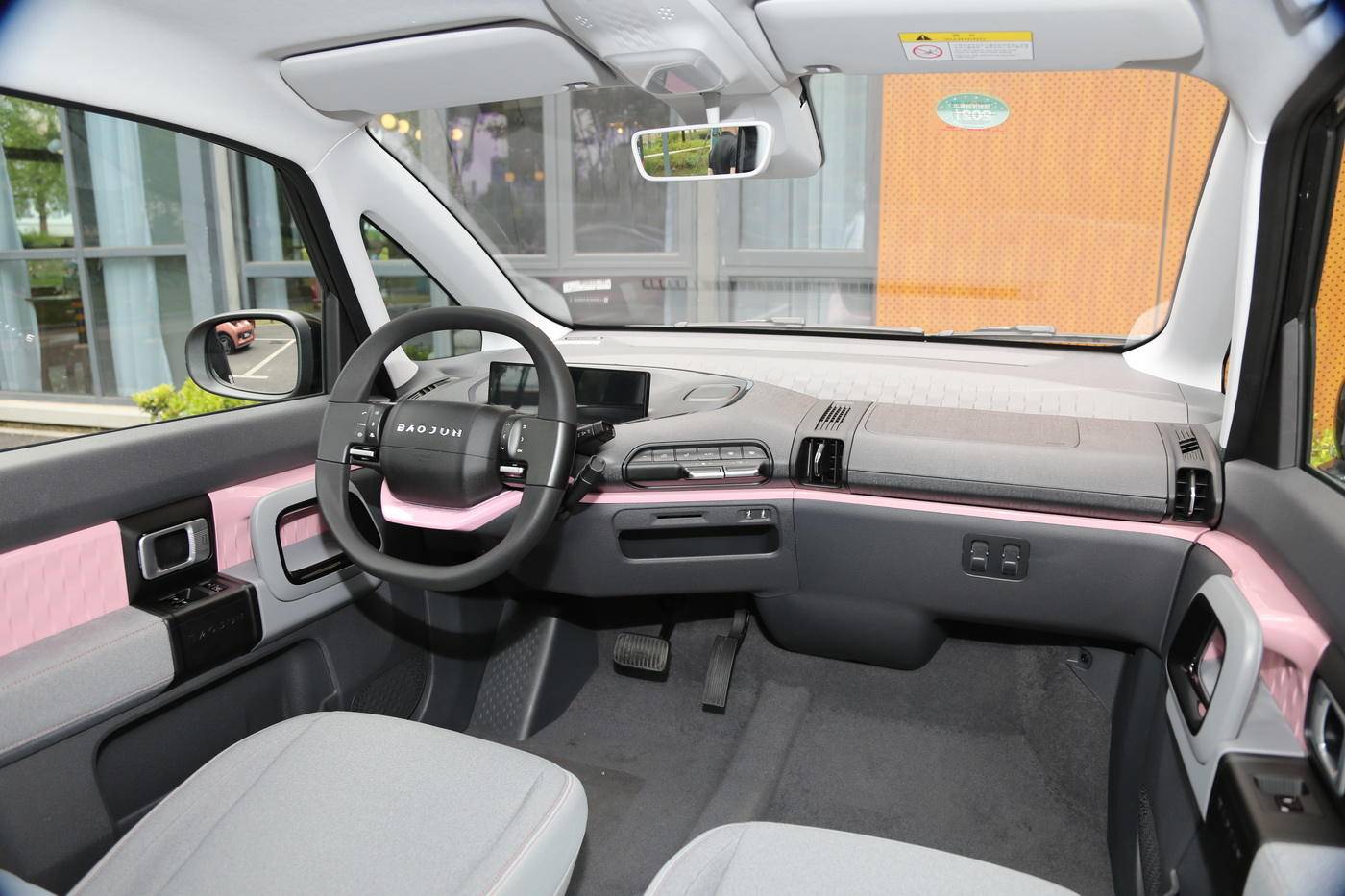 续航305km的短途出行新"神器",新宝骏e300上市6.48万起