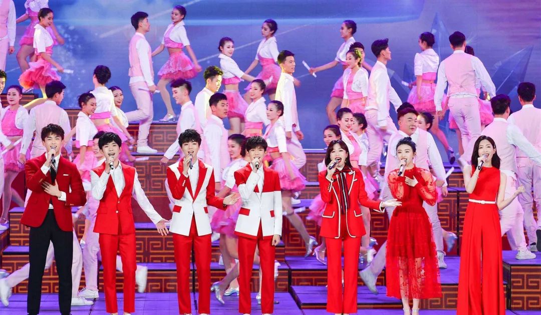 央视春晚首次联排,谢娜白衣清新温婉,杜江夫妇穿情侣装如胶似漆